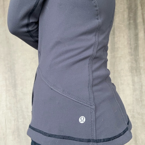 Lululemon Full Zip Athletic Jacket in Navy Blue, Size 8 / Small, Thumb Holes - Picture 6 of 8